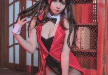 海角论坛热议专栏：沙滩派对后疑似情侣互动的细节，成为网友最爱讨论的话题