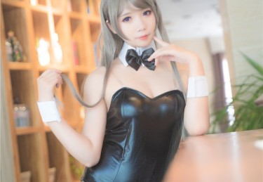 海角论坛热讯：沙滩夜宴上那一幕默契对视，让全网网友纷纷猜测