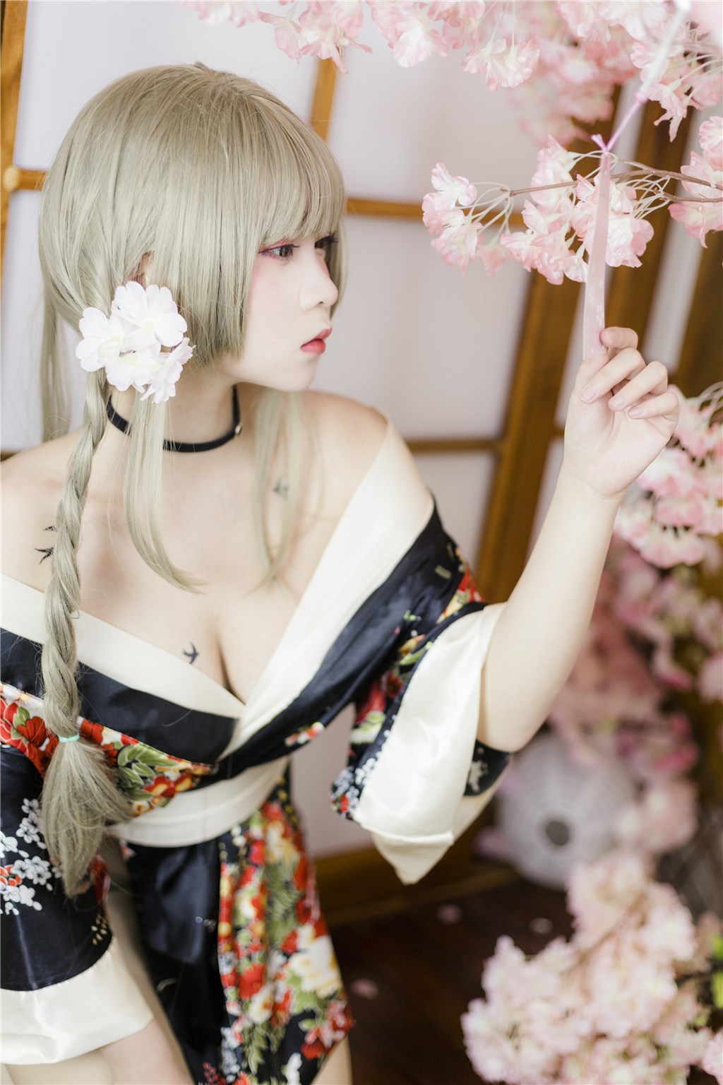 91吃瓜网揭秘：午夜酒会中那抹不经意的撩人眼神